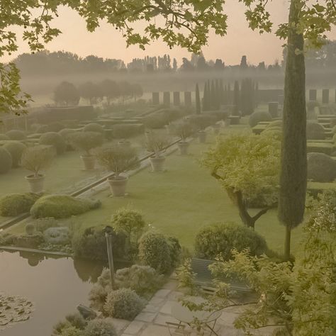 Royal Nature Aesthetic, Green Royalcore Aesthetic, Green Royalcore, Royal Garden Aesthetic, Aesthetic Royalcore, Princesscore Aesthetic, Royalcore Aesthetic, Royal Core, Fairytale Aesthetic