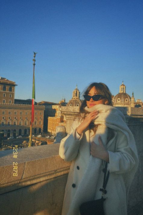 Rome Outfits Winter Fashion Styles, Verona Outfit Winter, Outfits Rome Winter, Milan Style Winter, Winter Outfits Rome, Europe Picture Ideas Winter, Italy Outfits February, Winter Fashion Italy, Rome February Outfit