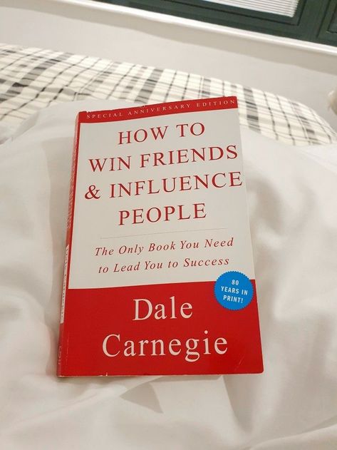 Cover image of How to Win Friends and Influence People by Dale Carnegie. The image shows the title of the book in red letters on a blue background. There is also a black and white photo of Dale Carnegie on the cover. Keywords: social skills, interpersonal relationships, success, business world, self-help. Influence People, Success Books, Friend Book, Recommended Books To Read, Books For Self Improvement, How To Influence People, Dale Carnegie, Top Books To Read, Top Books