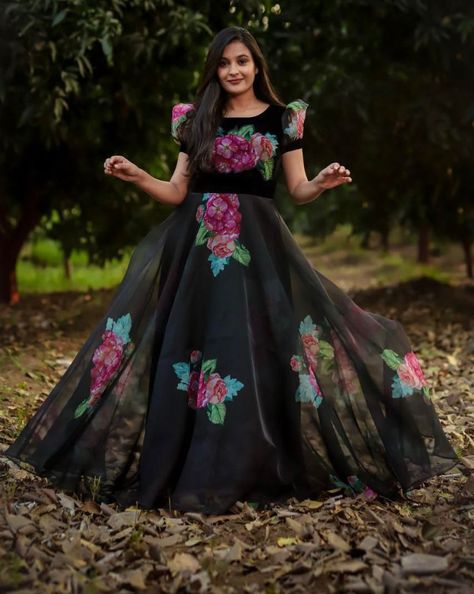 "🌸 Organza love 🌸
Sizzling and sensual, Spring loving, Black flower printed organza dress with velvet yok and flowers prints patch worked, we bring our best of designing with patch work and puff sleeve for you! 

•Size: M(38) L(40) XL(42) XXL(44)
•Lenth : 52 Inch 
•Flare : 3.5+ Mtrs

•Price:699/- 

Happy Shopping 🛍 Long Frock Models, Frock Models, Simple Frock Design, Long Frock Designs, Long Gown Design, Simple Frocks, Lehenga Designs Simple, Anarkali Dress Pattern, Beautiful Long Dresses