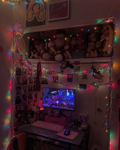 Pc Setup In Closet, Christmas Pc Setup, Overwatch Setup, Christmas Gaming Setup, Set Up Gaming, Elf Games, Red Desk, Pc Wallpapers, Pc Gaming Setup