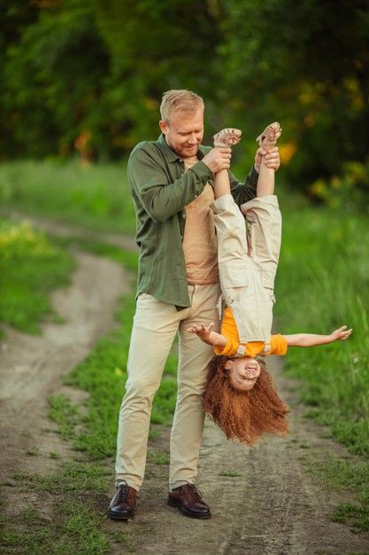 Father And Daughter Reference Poses, Cute Father And Daughter Pictures, Father And Daughter Reference, Father And Kids Photoshoot, Father And Daughter Pics, Dad Playing With Kids, Father And Daughter Poses, Dad And Daughters Photography, Father Holding Daughter