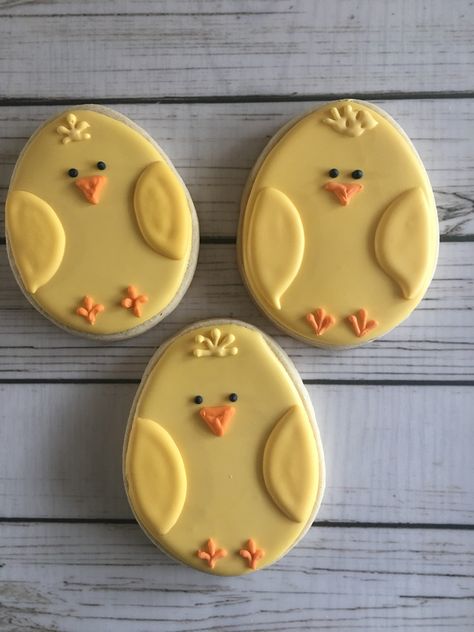 Baby chick with egg cookie cutter Baby Chick Cookies Decorated, Egg Royal Icing Cookies, Easter Egg Sugar Cookies Decorated, Chick Cookies Decorated, Chick Cookies, Spring Flower Cookies, Easter Chicks Cookies, Easter Sugar Cookies Decorated, Easter Egg Sugar Cookies