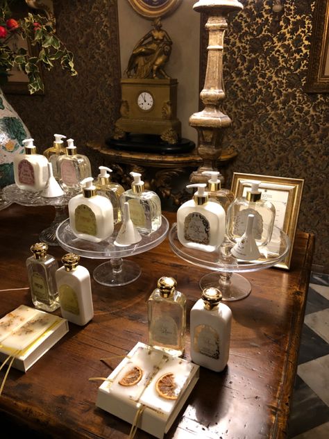 Vintage Perfume Aesthetic, Perfume Display Ideas Store, Santa Maria Novella Perfume, Small Perfume Shop Interior Design, Perfumery Aesthetic, Old Money Perfume, Perfume Boutique, Buly 1803, Vintage Old Money