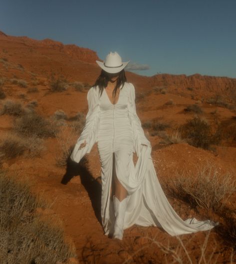 desert elopment, desert bride, desert elopement, bridal photos, western wedding, Winter Desert Photoshoot, Vintage Cowgirl Photoshoot, Desert Cowgirl Photoshoot, Desert Cowgirl Aesthetic, Western Style Photoshoot, Western Vintage Aesthetic, Desert Aesthetic Fashion, Western Fashion Editorial, Desert Fashion Shoot