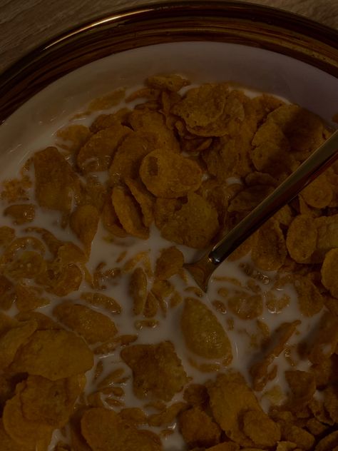 Cornflakes Breakfast, Corn Flakes Cereal, Cold Cereal, Cereal Milk, Corn Flakes, Food Snapchat, Food Cravings, Aesthetic Food, Food Photo