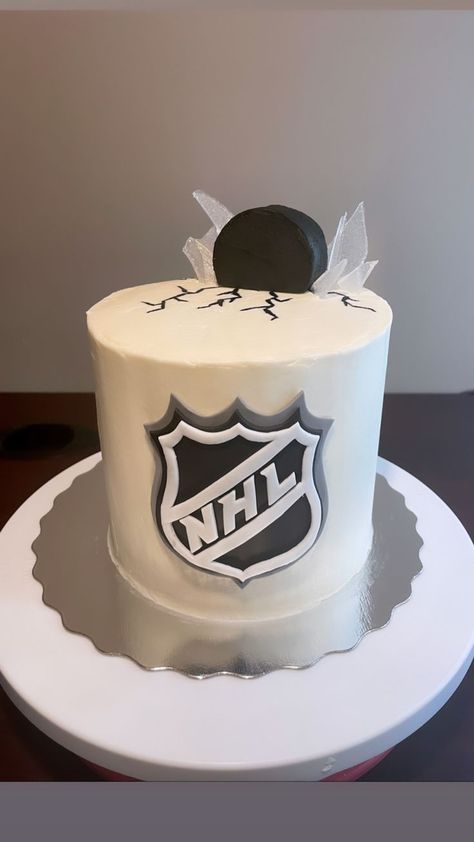 Hockey Cupcakes, Hockey Birthday Cake, Sports Birthday Cakes, Hockey Cakes, Hockey Birthday Parties, Hockey Party, Hockey Birthday, 9th Birthday Parties, Sports Birthday