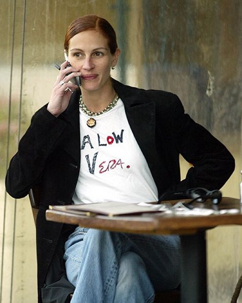 Velvey 🍑 (@velvetcoke) posted on Instagram: “Julia Roberts wearing a self-made “A low Vera” T shirt, 2001. Vera was the name of her new lover’s, Danny Moder, wife. Julia and Danny met…” • Dec 14, 2019 at 5:47pm UTC Julia Roberts And Husband, Julia Roberts Style, George Clooney, Julia Roberts, Oprah Winfrey, Fall 2023, 가을 패션, How To Make Tshirts, Jeans Boyfriend