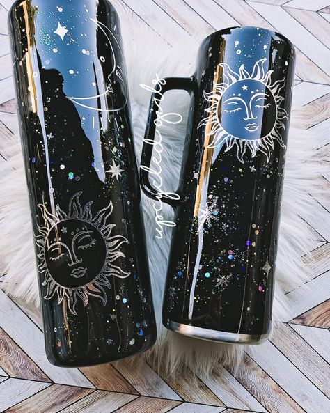 Cricut Explore Air Projects, Trendy Water Bottles, Custom Wine Glass, Black Tumbler, Custom Starbucks Cup, Glitter Tumbler Cups, Custom Tumbler Cups, Tumbler Cups Diy, Diy Cups