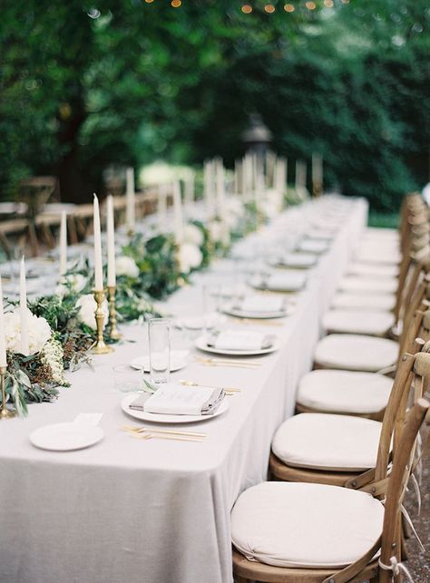 linen-tablecloth-neutral-wedding-flowers Wedding Couple Table Decor, Wedding Couple Table, Wedding Candles Table, Navy Wedding Flowers, White Linens, Wedding Table Linens, Outdoor Dinner, Wedding Table Flowers, Table Runners Wedding