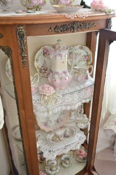 cristaleira Shabby Chic Decorating, Muebles Shabby Chic, Decoration Shabby, Teacups And Saucers, Pretty China, Victorian Decor, Shabby Chic Vintage, Romantic Homes, Booth Ideas