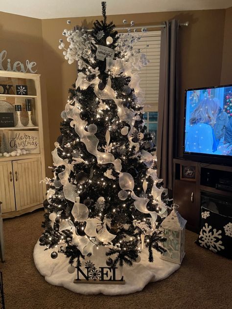 Black And Silver Christmas Decorations, Christmas Decor Themes Ideas, Black And Silver Christmas Tree, Black Christmas Tree Ideas, Black And Silver Christmas, Merry Gothmas, Grey Christmas Decor, Black Xmas Tree, Black White Christmas Tree