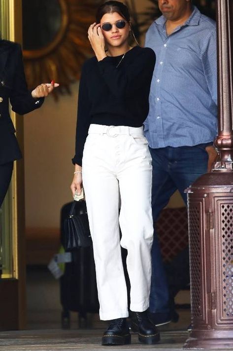 Reformation Made Non-Scary White Jeans, and Sofia Richie Approves | Who What Wear Witte Jeans Outfit, Boots Ootd, Chic Workwear, Tom Girl, Jeans Heels Outfit, Dr Martens Outfit, Doc Martens Outfit, Black Jeans Women, White Jeans Outfit