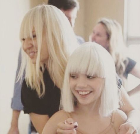 Sia's face is soooo cute Maddie Ziegler Hair, Maddie Ziegler Chandelier, Maddie Ziegler Sia, Sia Singer, 1000 Forms Of Fear, Sia And Maddie, Sia Kate Isobelle Furler, Sia Chandelier, Pop Song Lyrics