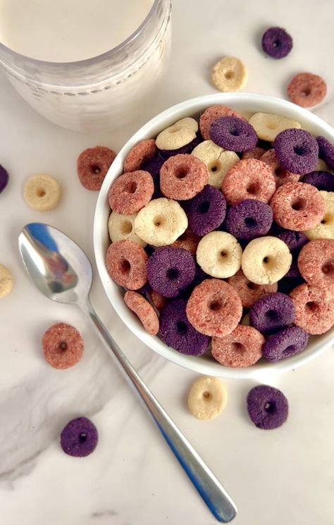 Homemade Fruit Loops! (Gluten free, vegan) Cereal Recipes Homemade, Fruit Loops Cereal, Homemade Cereal, Resepi Biskut, Healthy Cereal, Freeze Dried Fruit, Fruit Loops, Toddler Snacks, Homemade Snacks