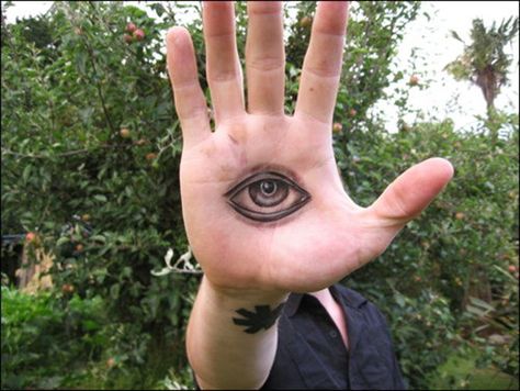 Hand Eye Tattoo, Hand Palm Tattoos, Ojo Tattoo, Cool Little Tattoos, Eye Tattoo Meaning, Tattoo Ideas Back, Evil Eye Tattoo, Tattoo Couple, Palm Tattoos