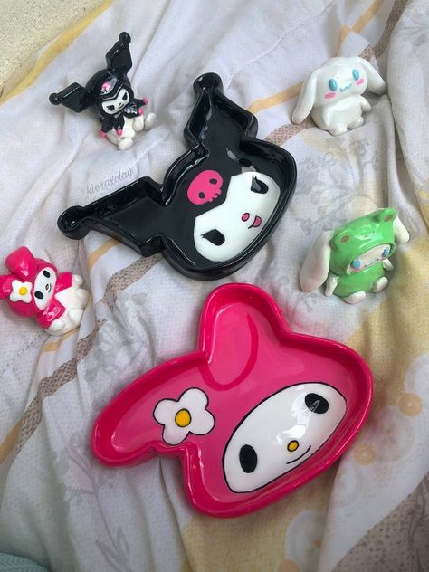 Lindos joyeros de arcilla de mymelody y kuromi 😍🥰 Kuromi Clay, Play Dough Ideas, Dough Ideas, Ceramic Pinch Pots, Hello Kitty Crafts, Diy Air Dry Clay, Sculpture Art Clay, Air Dry Clay Projects, Tanah Liat