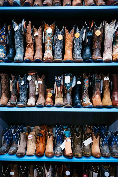 Hats Country, Cheap Cowgirl Boots, Nashville Tennessee Vacation, Nashville Style Outfits, Nashville Bars, Tennessee Outfits, Nashville Travel, Travel Restaurant, Nashville Restaurants