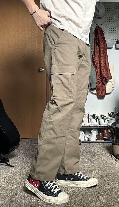 Relaxed Fit Cargo Pants Outfit Men, Cream Khaki Pants Outfit Men, Cargo Pants Converse, Beige And White Outfit, White Shirt Outfit Ideas, Converse Beige, Cargo Pants Outfit Men, Wrangler Cargo Pants, Celana Kargo