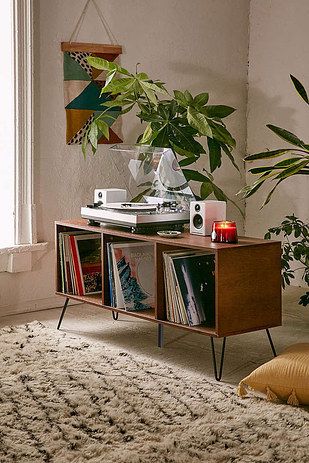 Create a dedicated place for listening to your records. | 17 Ways To Make Your Home Look Like A Hippie Hideaway Retro Living Rooms, Decorating Diy, Bookshelves Diy, Decor Guide, Retro Home Decor, A Living Room, Record Player, Retro Home, Retro Decor