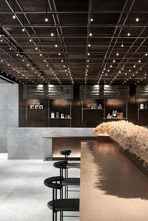 Office Ceiling Design, Exposed Ceilings, Bar Ceilings, Office Interior Design Modern, Industrial Ceiling Lights, Ceiling Design Modern, Lobby Design, Black Ceiling, Lounge Design