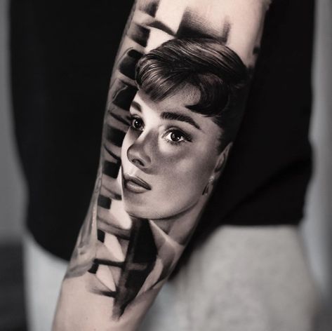 9,031 Likes, 120 Comments - Inal Bersekov (@inalbersekov) on Instagram: “➖ Audrey Hepburn ➖ @soaudreyhepburn . Another queen I made a while ago, from my archives! Can you…” Celebrity Portrait Tattoo, American Style Tattoo, Photo Realism Tattoo, Tattoo Artists Near Me, Black And Grey Tattoo, Black White Tattoos, Tattoo Photography, Trendy Tattoo, Trash Polka