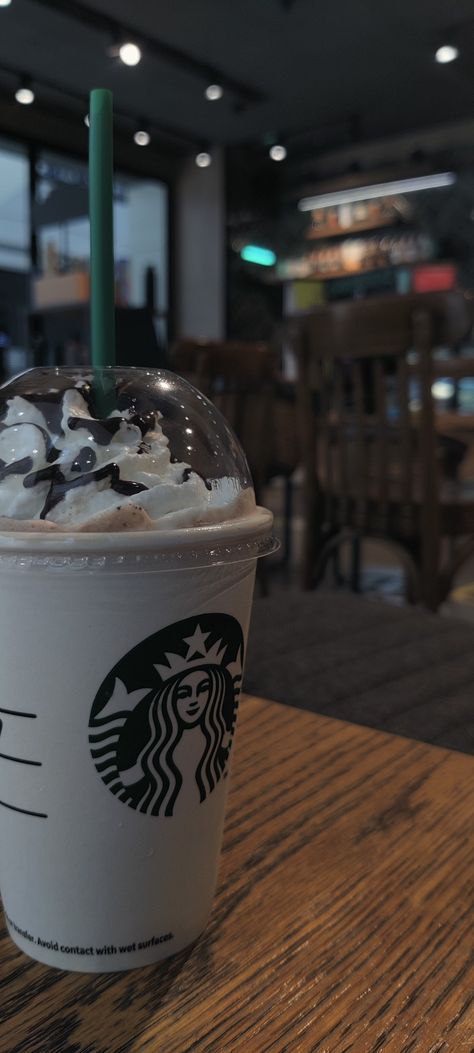 Starbucks Snapchat Stories, Starbucks Aesthetic Night, Starbucks Snap, Starbucks India, Starbucks Snapchat, Fast Food Drinks, 17 Birthday Cake, Tipografi 3d, Cool Autumn