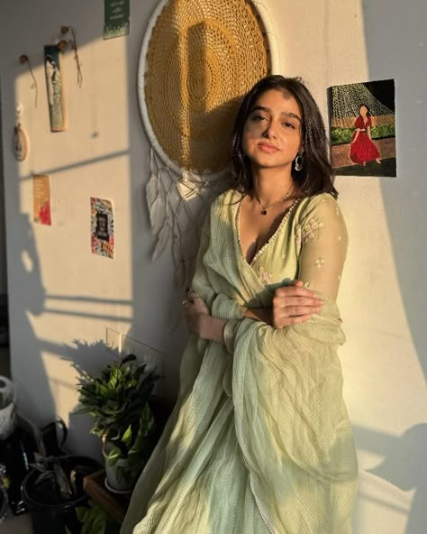 Short Kurti Hairstyle, Saree With Short Hair, Green Anarkali Dress, Comfy Jeans Outfit, Green Anarkali, Studio Photography Poses, All Actress, Fancy Sarees Party Wear, Traditional Indian Dress