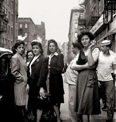 Little Italy, NYC 1943. A photo by Fred Stein. - Imgur Berlin Museum, New York Vintage, Rita Hayworth, Vintage New York, Little Italy, Dita Von Teese, Photo Vintage, Street Photographers, Coney Island