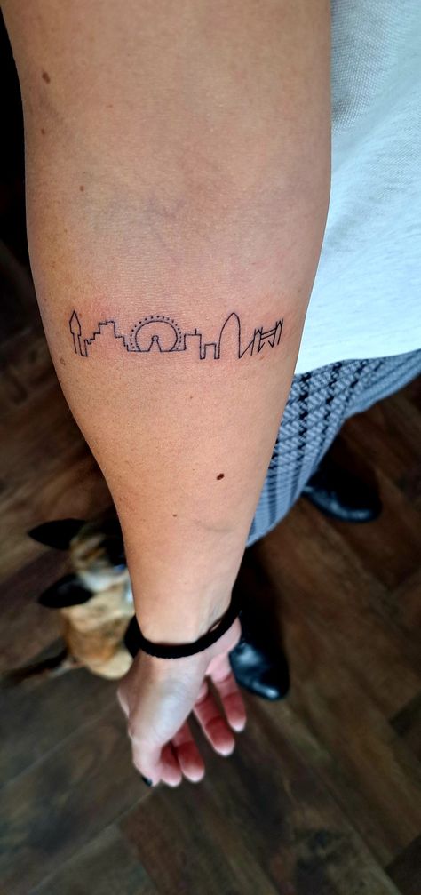 Single-line tattoo London skyline Patchwork, Bonito, Fine Line Bridge Tattoo, London Bridge Tattoo, London Tattoo Ideas, London Skyline Tattoo, Running London, England Tattoo, Vienna Tattoo