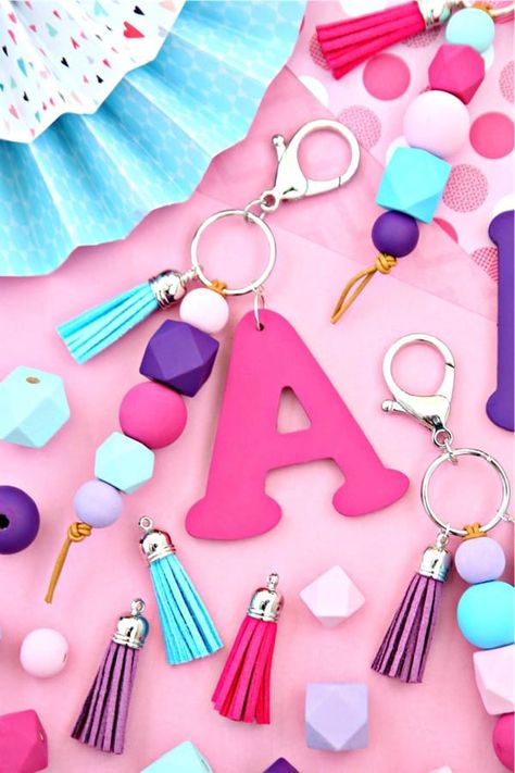 Diy Keychain Ideas, Make Your Own Keychain, Diy Crafts Keychain, Wood Monogram, Keychain Ideas, Keychain Craft, Inexpensive Crafts, Clay Keychain, Handmade Keychains