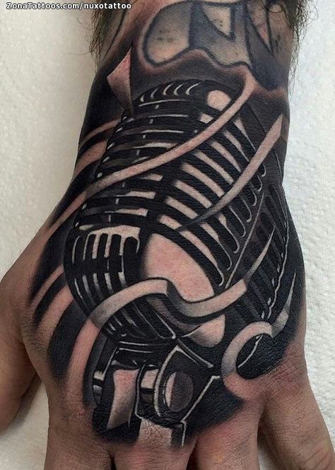 Tatuaje hecho por Cristian Arribas Lopez de Sevilla (España). Si quieres ponerte en contacto con él para un tatuaje/diseño o ver más trabajos suyos visita su perfil: https://www.zonatattoos.com/nuxotattoo  Si quieres ver más tatuajes de micrófonos visita este otro enlace: https://www.zonatattoos.com/tag/498/tatuajes-de-microfonos  Más sobre la foto: https://www.zonatattoos.com/tatuaje.php?tatuaje=110658 Music Hand Tattoos For Guys, Music Hand Tattoo, Music Tats, Mic Tattoo, Vintage Guys, Name Tattoo On Hand, Microphone Tattoo, Herren Hand Tattoos, Retro Microphone