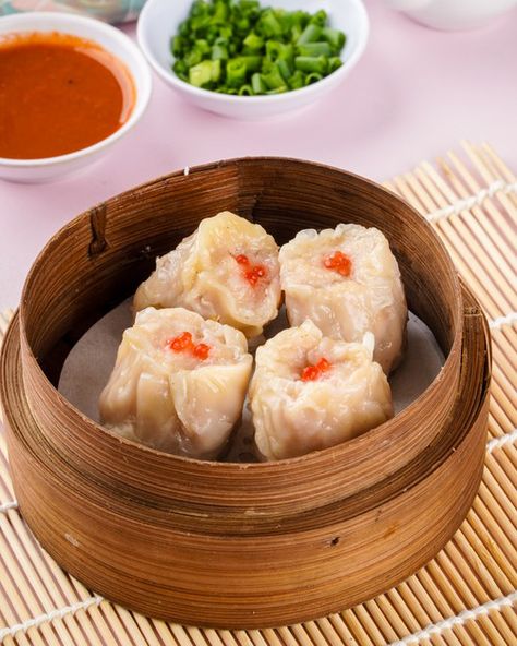 Assorted chinese dimsum in bamboo basket | Premium Photo #Freepik #photo #food #restaurant #chinese #chicken Dim Sum Dumplings, Mini Steamer, Appetizer Display, Engraved Serving Tray, Marshmallow Roasting Sticks, Green Web, Steamed Dumplings, Bento Recipes, Bamboo Basket