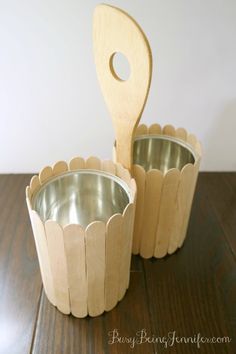 Diy Utensil Caddy, Diy Utensils, Utensil Caddy, Aluminum Can Crafts, Diy Popsicle, Popsicle Crafts, Tin Can Crafts, Popsicle Stick Crafts, Clothes Pin Crafts