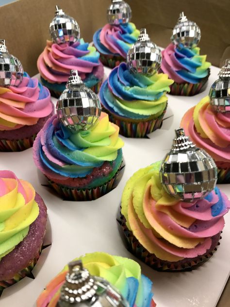 Tie Dye Cupcakes with Disco Ball www.facebook.com/FriscoCakePopShop  www.instagram.com/FriscoCakePopShop Disco Party Outdoor, Roller Skate Party Ideas, Abba Cupcakes, Disco Party Theme Cake, Disco Theme Birthday Party Ideas, 70s Disco Roller Skating Party, Roller Disco Birthday Party, Disco Party Food Table, Disco Party Appetizers