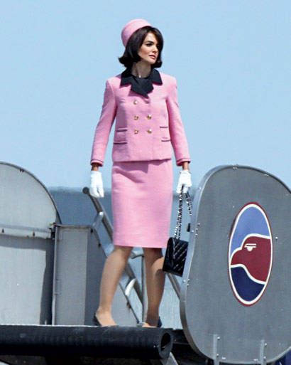 Get Katie Holmess first lady look with these polished pieces 60s Fashion Icons, Jackie O Style, Jackie Onassis, Fashion 1960s, Sixties Fashion, Pink Suit, Norma Jeane, 60s Dress, Katie Holmes