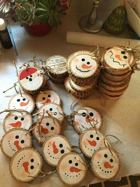 Diy Christmas Business Ideas, Crafts With Wood Discs, Homemade Wood Ornaments Christmas, Slice Wood Crafts, Easy Wood Christmas Ornaments, Christmas Ornaments Using Wood Slices, Rustic Wood Ornaments, Wooden Disc Crafts, Wood Christmas Ornaments Tree Slices