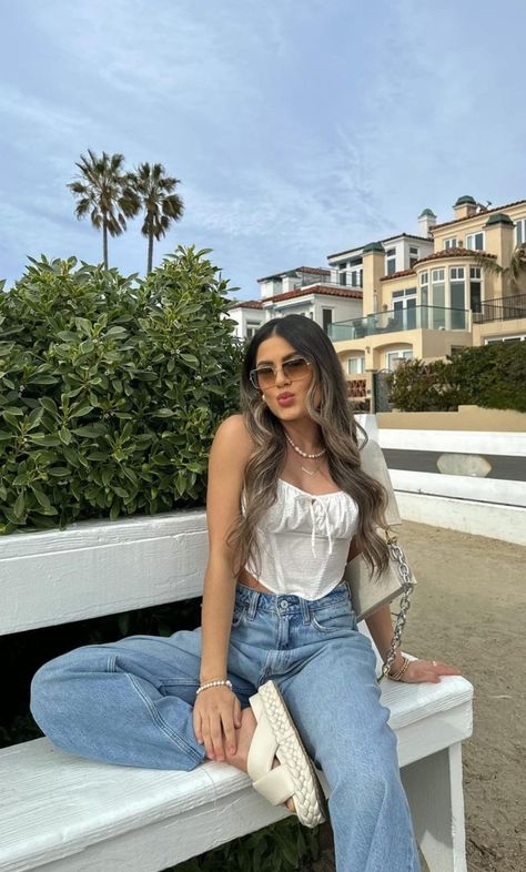 White Top And Blue Jeans, Hair Casual, Crop Top Blanco, Girls Night Dress, Dyson Hair, Spring Ootd, Blue Jean Outfits, Ootd Spring, Pacsun Jeans