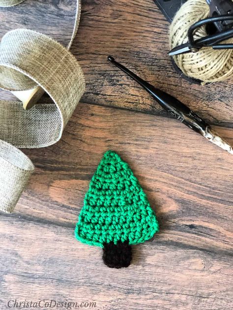 Flat Crochet Christmas Tree, Crochet Christmas Tree Amigurumi, Crochet Christmas Pins, Easy Christmas Tree Crochet Pattern Free, Flat Christmas Tree Crochet Pattern Free, Crochet Flat Christmas Tree, Mini Christmas Tree Crochet, Crochet Small Christmas Tree, Small Crochet Christmas Tree