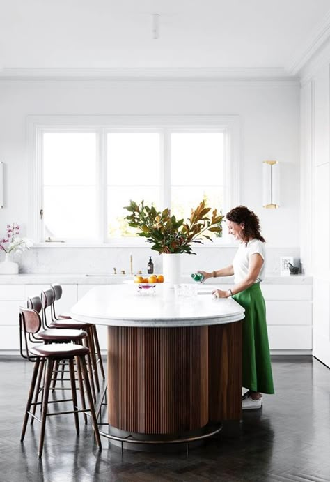 Curved Kitchen Island, Top Kitchen Trends, Curved Kitchen, Sleek Cabinet, Kitchen Island Bench, Beautiful Kitchen Designs, Island Bench, Timber Panelling, Kitchen Benches