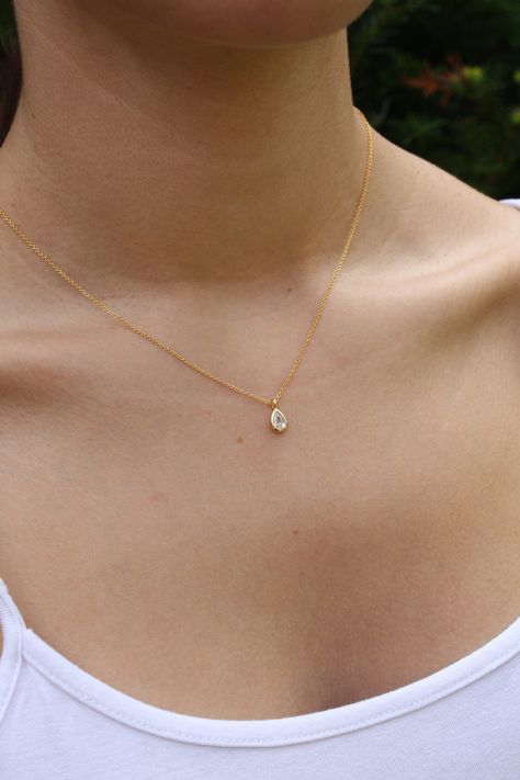 Tiny Drop Minimalist Necklace, Dainty Crystal Quartz Teardrop Pendant, Layering Everyday Jewelry, April's Birthstone, Gift for her, Silver This dainty and delicate layering necklace features a tiny clear crystal quartz teardrop bezel framed in your choice of gold filled or sterling silver. The petite pendant is suspended from a dainty chain in the finish of your choice. Ideal layering necklace and perfect for everyday wear, you can wear it day to night and it is extremely simple, yet versatile. Simple Dainty Necklace, Simple Formal Jewelry, Dainty Jewelry Silver Necklace, Teardrop Pendant Necklace, Everyday Gold Necklace Minimalist Jewelry, Dainty Everyday Necklace, Pretty Dainty Necklaces, Simple Beautiful Necklaces, Dainty Bridesmaid Jewelry