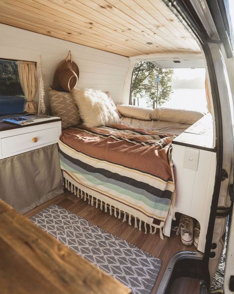 Inspiring 15 Custom Sprinter Van Conversion https://camperlife.co/2019/08/03/15-custom-sprinter-van-conversion/ If you're trying to find a conversion van to accommodate a wheelchair, there are a couple things to consider prior to making your buy. Bear in mind th... Vanlife Interiors, Caravan Vintage, Kombi Home, Sprinter Van Conversion, Rv Makeover, Campervan Interior, Van Home, Van Living, Van Interior