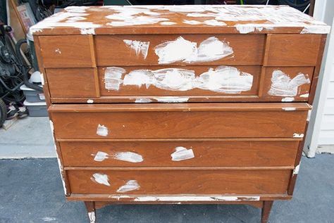 MCM Dresser Makeover using the HOMERight Sprayer Mid Century Furniture Makeover, Mcm Dresser Makeover, Budget Diy Home Decor, Mcm Dresser, Dresser Refinish, Diy Dresser Makeover, Mcm Furniture, Diy Dresser, Friends Christmas