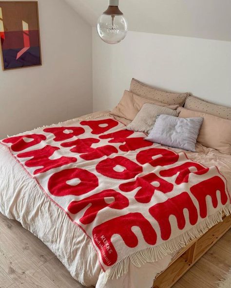 apt 🛋️ • Instagram Red Home Aesthetic, Cozy Retro Bedroom, Colourful Bedroom Aesthetic, Colorful Minimalist Bedroom, Bedroom Maximalist, Funky Bedroom, Maximalist Bedroom, Retro Bedrooms, Colorful Blanket