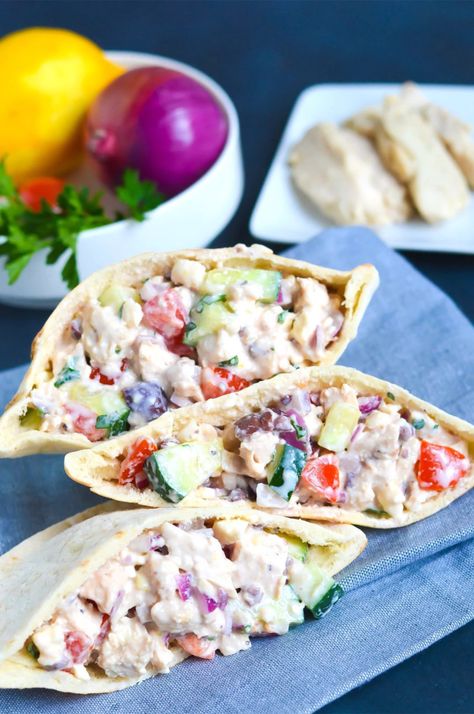 Essen, Greek Slaw, Pita Pocket Recipes Lunches, Chicken Salad Pita, Chicken Pita Pockets, Pocket Recipes, Pita Pocket Recipes, Chicken Pitas, Pita Bread Sandwich