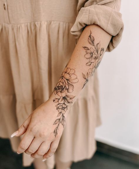 Tattoo Avant Bras, Arm Wrap Tattoo, Wrap Around Wrist Tattoos, Floral Arm Tattoo, Around Arm Tattoo, Wrap Around Tattoo, Wrap Tattoo, Flower Wrist Tattoos, Tato Lengan