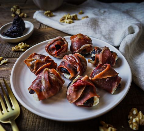 Figs With Goat Cheese, Bacon Wrapped Figs, Fig Appetizer, Savory Butternut Squash, Prosciutto Wrapped, Fig Recipes, Savoury Recipes, Dried Figs, Fresh Figs