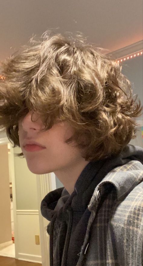 Masc Hair, Messy Hair Boy, Fluffy Curly Hair, Stadium Wallpaper, Male Haircuts Curly, Androgynous Hair, Short Grunge Hair, Textured Haircut, Hair Boy