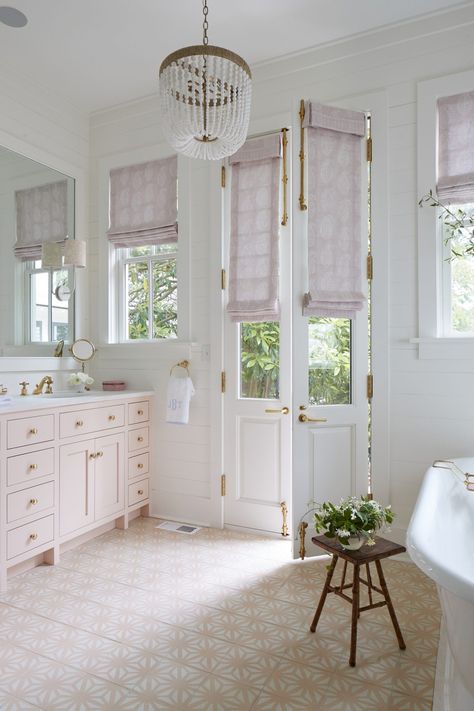 Lake House Interior Design, Lake House Interior, Southern Living Magazine, Charleston Homes, Home Luxury, Gal Meets Glam, Pink Bathroom, Cute House, Southern Home