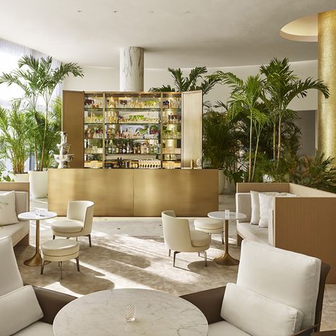 The barefoot chic Miami Beach EDITION mixes business with lots and lots of… Best Hotels In Miami, Edition Miami, Miami Beach Edition, Urban Hotels, Lobby Furniture, Miami Beach Hotels, Edition Hotel, Hotel Lobby Design, Yabu Pushelberg